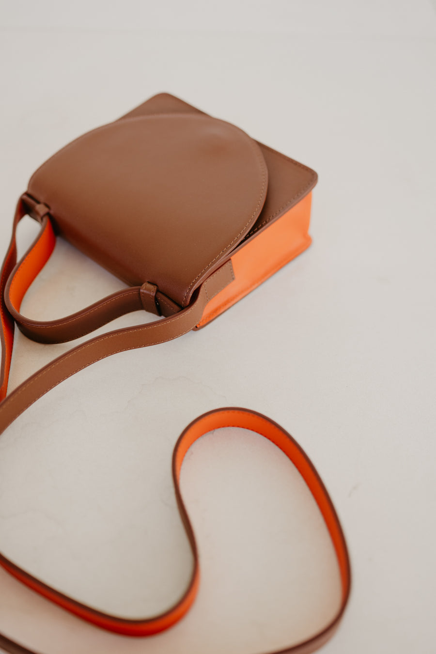 Micro Briefcase | Dark Cognac / Naranja Pure