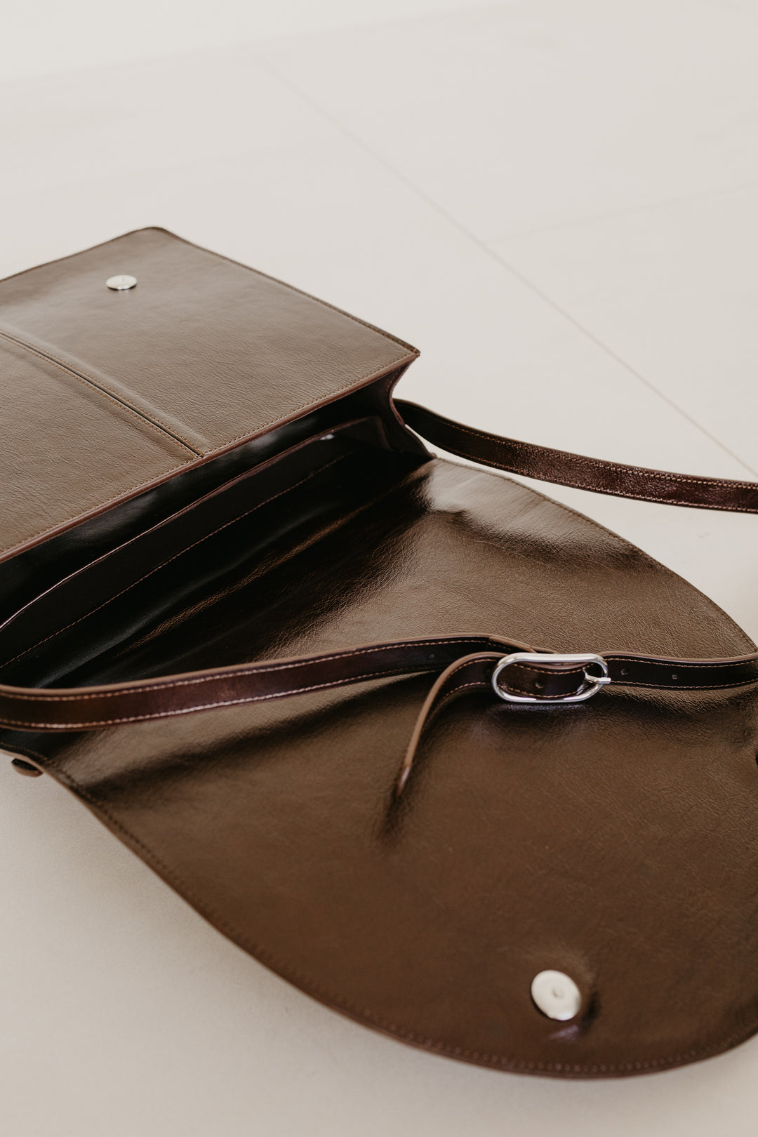 Midi Briefcase 2.0 | Chocolate Stone (Rode versie)